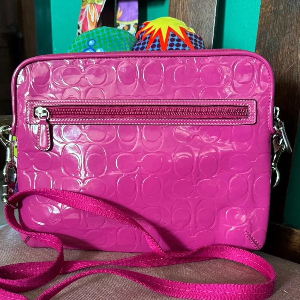 💕💕💕💕Coach Fuchsia Embossed IPAD Bag